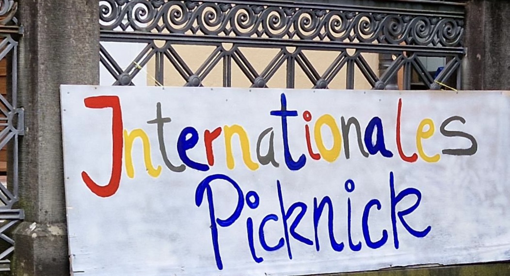 Teile Tisch, teile Musik, teile Essen, teile … Internationales Picknick im Lindenhofpark
