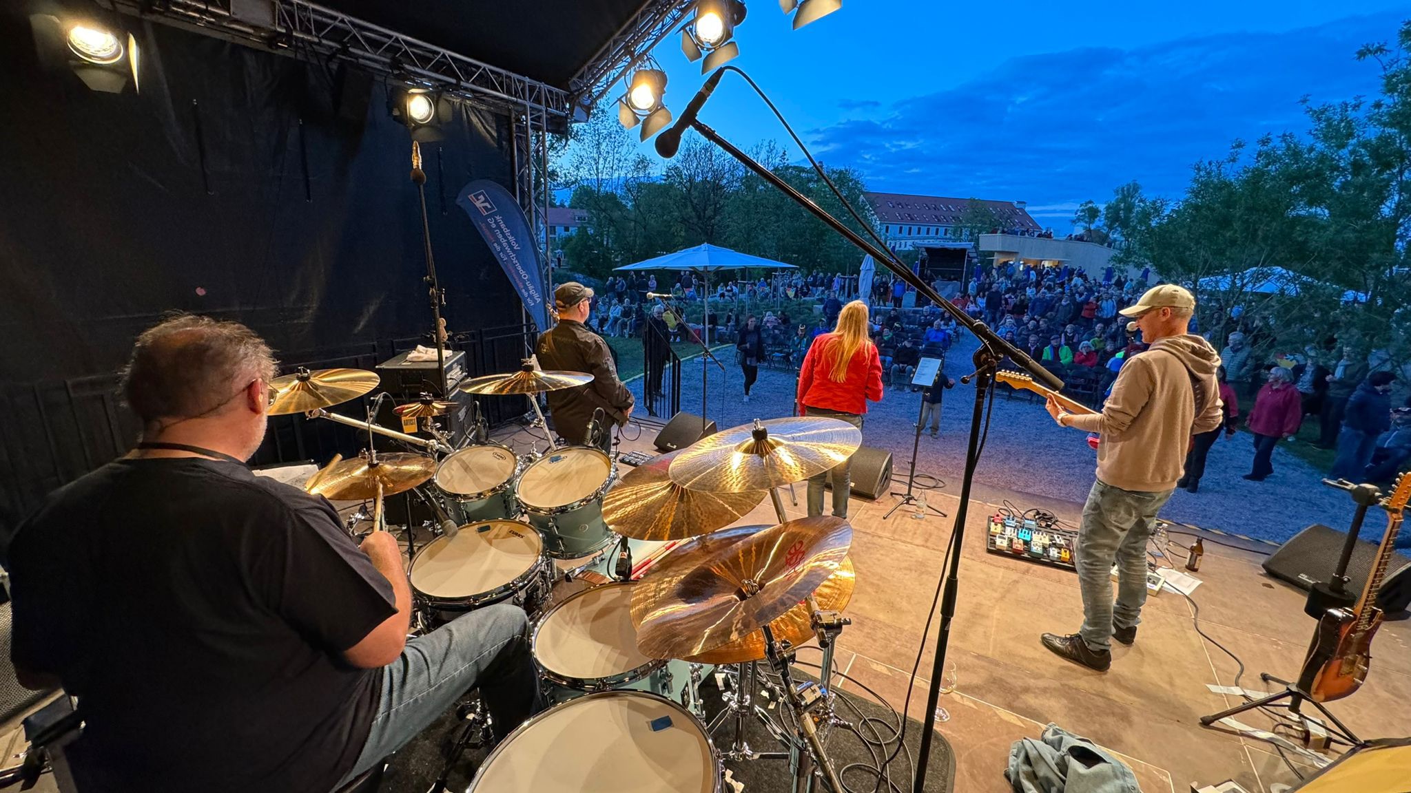 AMTZELL GRILLT: Molly’s Chamber Live