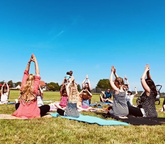 Familien-Yoga: gemeinsam entspannen, lachen und bewegen.