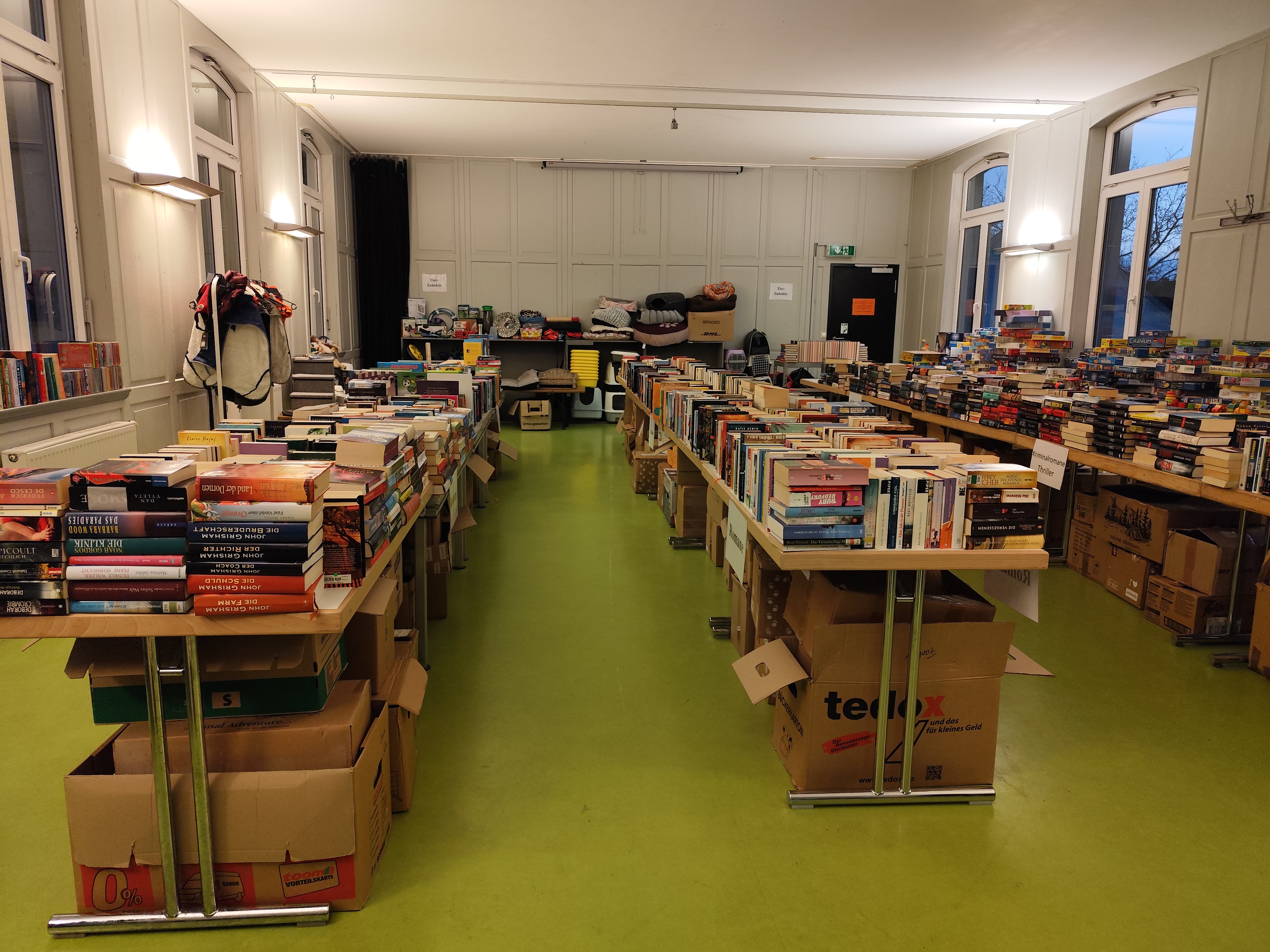 Bücherflohmarkt mit Pfotencafe